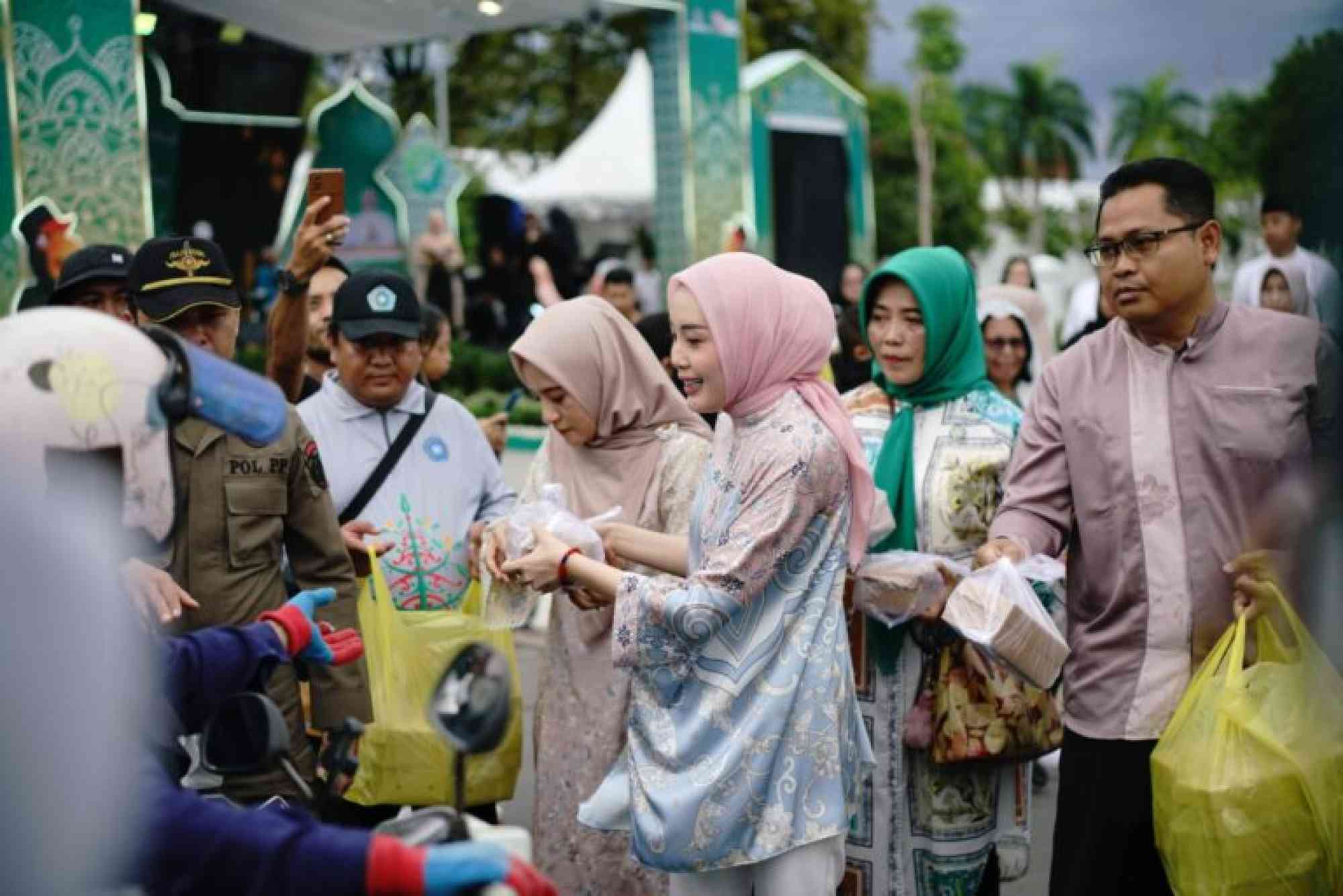 6 OKP Berpartisipasi Dalam Pembagian 1.000 Takjil oleh TP-PKK Kalteng, Aisyah Thisia Agustiar Sabran