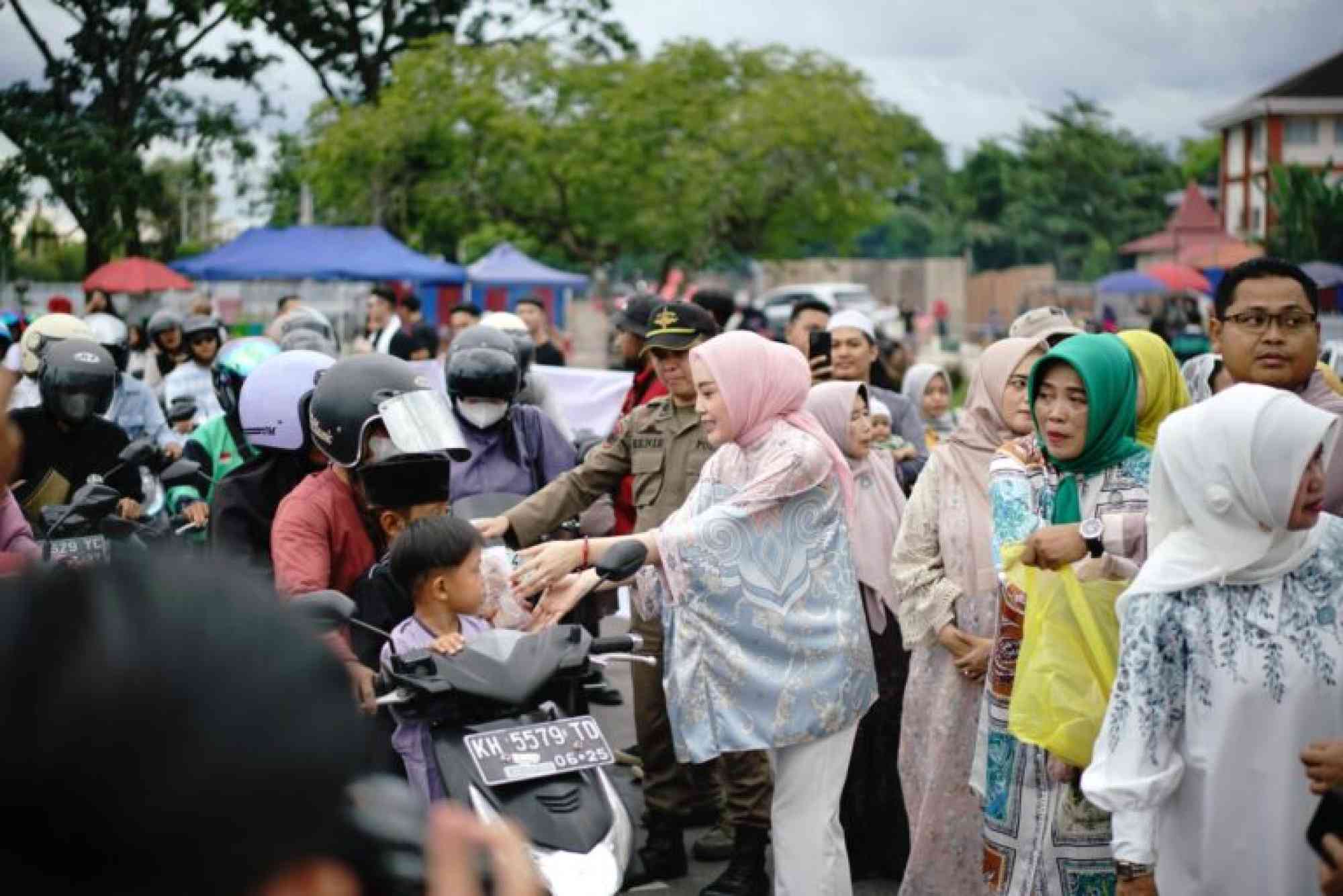 12 HIMA Turut Bantu Pembagian 1.000 Takjil oleh TP-PKK Kalteng Aisyah Thisia Agustiar Sabran