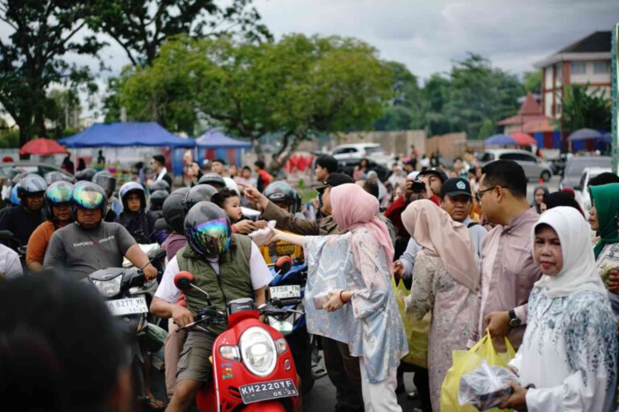 Puluhan Mahasiswa UMPR Ikut Serta Dalam Pembagian Takjil Bersama Ketua TP-PKK Kalteng, Aisyah Thisia Agustiar Sabran